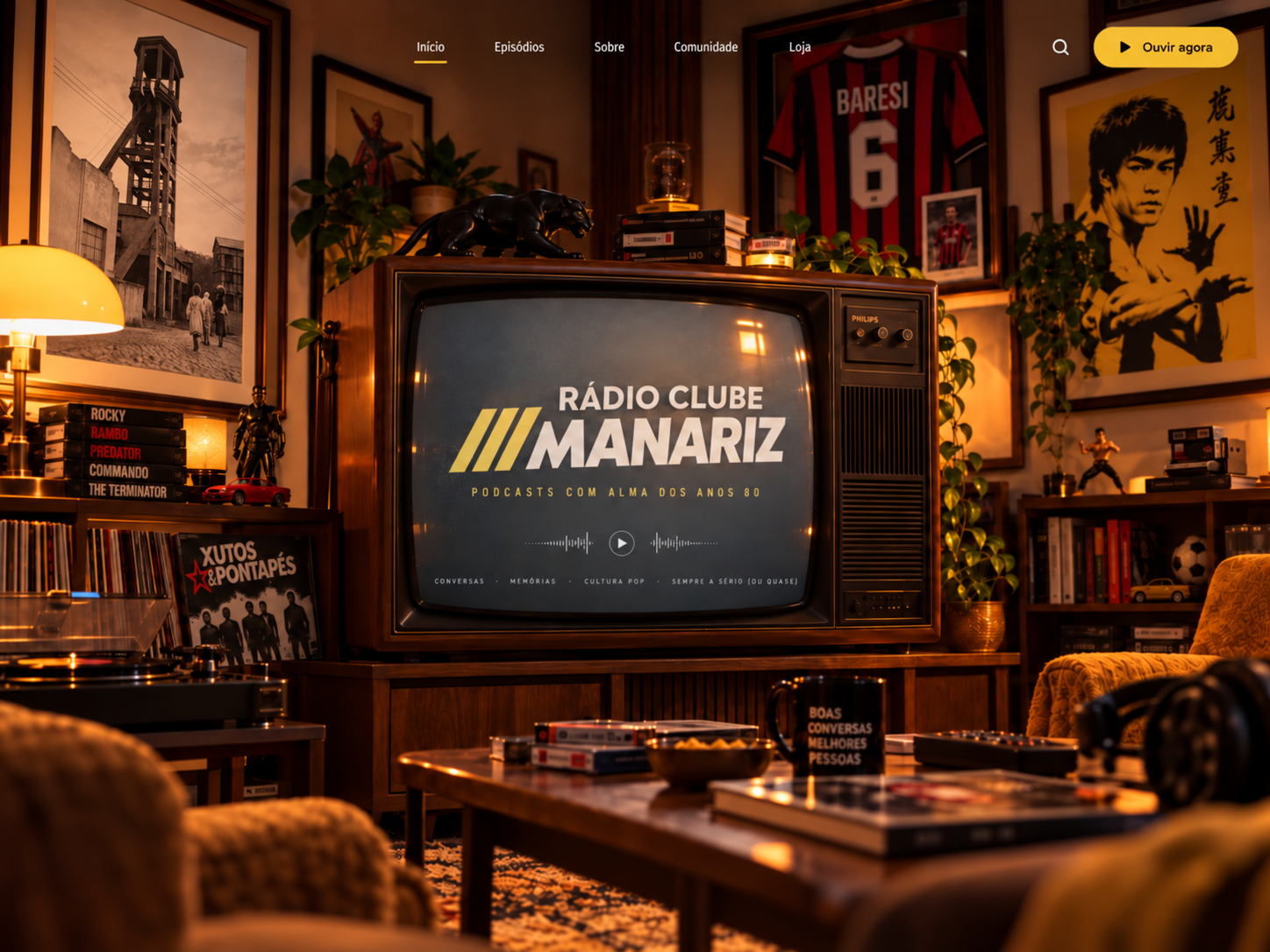 Sala retro com televisão de madeira, fotografia da torre das minas de São Pedro da Cova, camisola do Baresi, poster de Bruce Lee, vinil dos Xutos & Pontapés e cassetes VHS